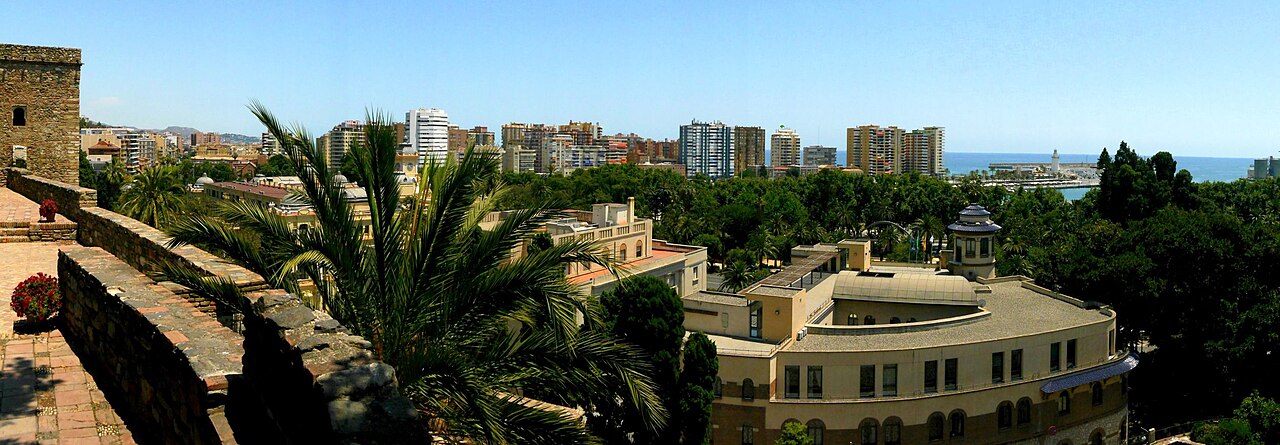 Панорама Малаги, порта и Средиземного моря