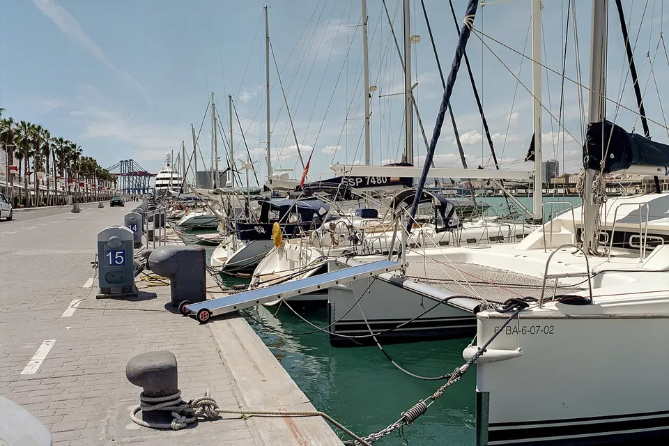 Яхты и набережная Muelle Uno в порту Малаги